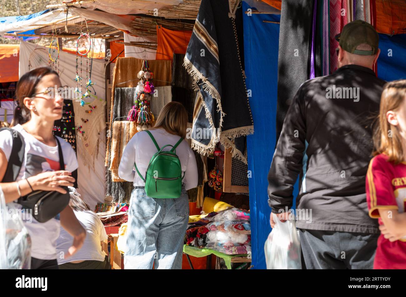 Tilcara, Argentine : 2023 juin 8 : touristes au marché de la ville de Tilcara dans la province de Jujuy en Argentine. Banque D'Images