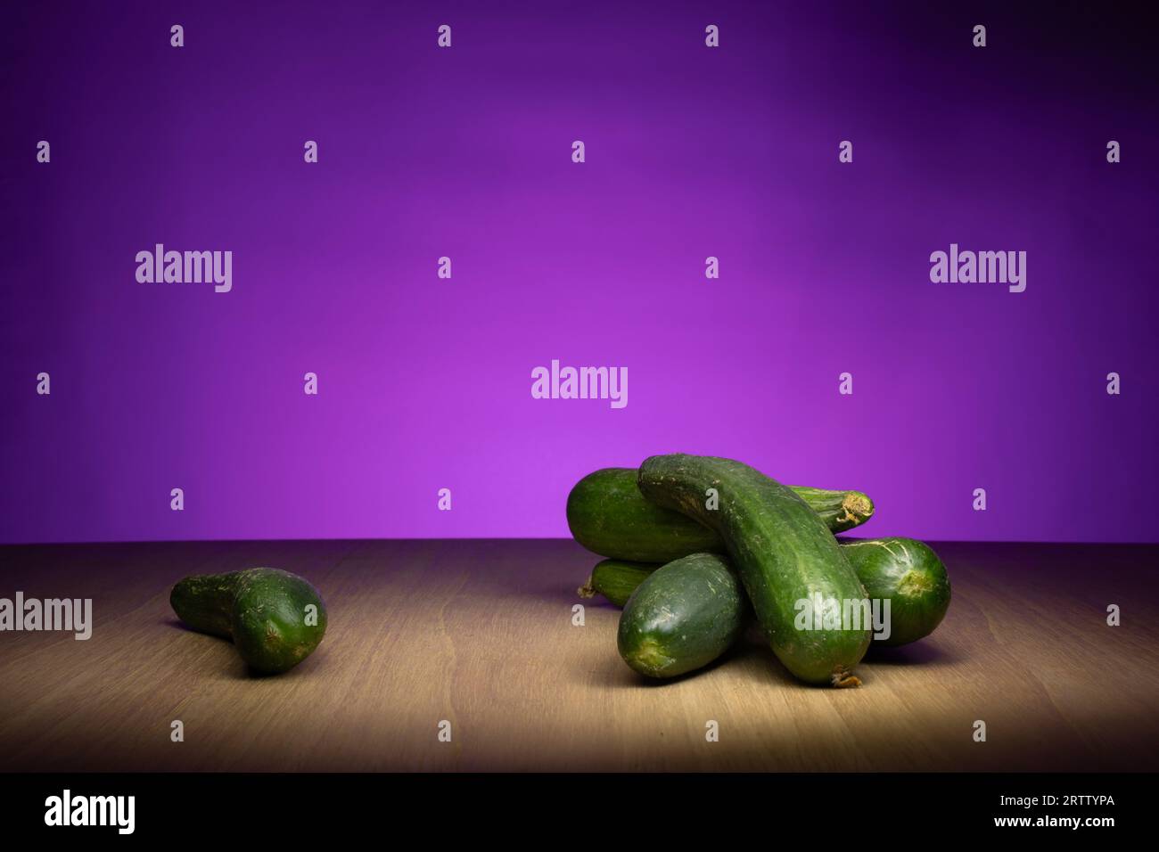 photo de fruits de concombre en fond violet Banque D'Images