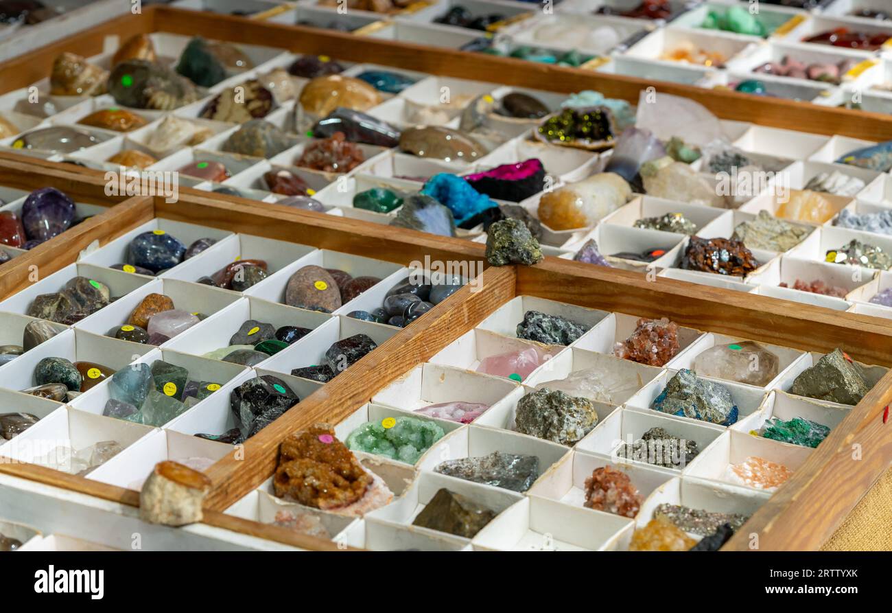une collection de pierres précieuses et de pierres curatives sur le marché Banque D'Images