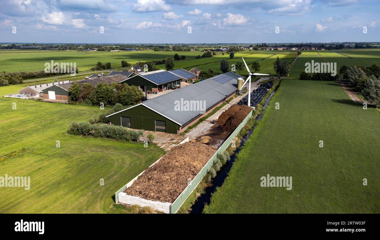 vue aérienne d'une ferme avec une éolienne aux pays-bas Banque D'Images