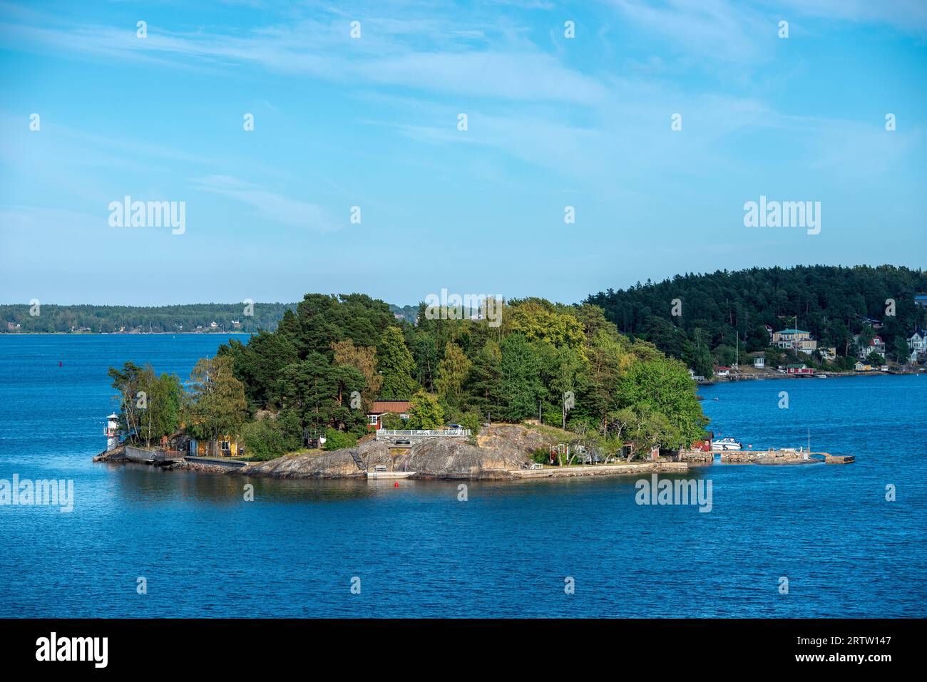 Une île rocheuse avec maison d'été dans l'archipel de Stockholm Banque D'Images