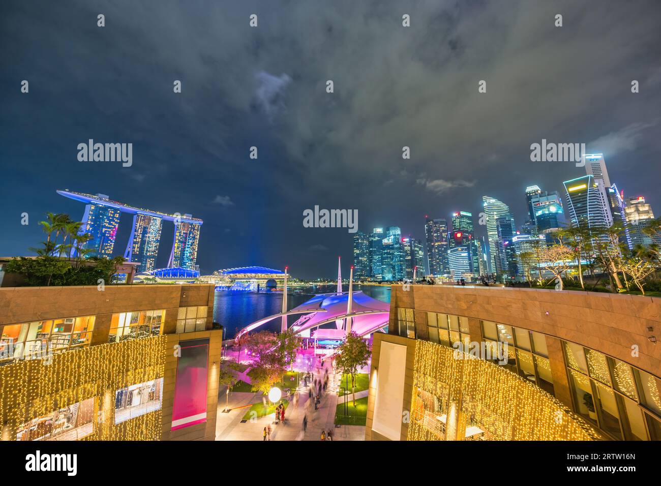 Marina Bay, Singapour - 28 décembre 2019 : horizon nocturne de la ville dans le quartier des affaires du front de mer de Marina Bay Banque D'Images