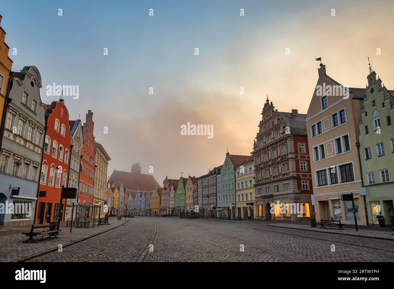 Landshut Allemagne, vue sur la ville au lever du soleil dans la rue de la vieille ville Altstadt Banque D'Images
