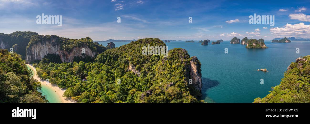 Îles tropicales vue à angle élevé avec l'eau de mer bleue de l'océan au point de vue Koh Hong Island 360, panorama de paysage naturel de Krabi Thaïlande Banque D'Images
