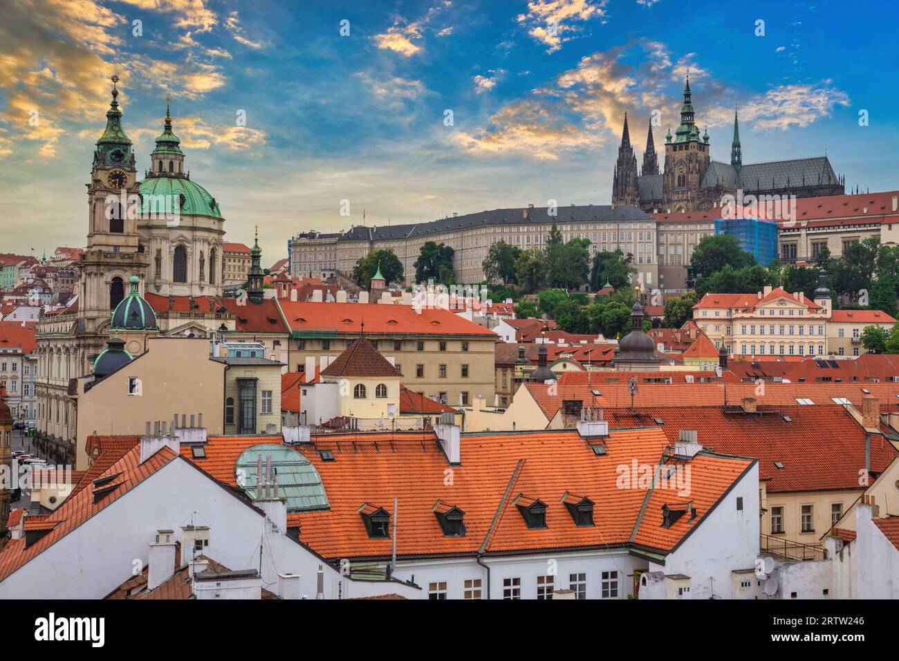 Prague République tchèque, vue à angle élevé coucher de soleil Skyline de la ville à Prague vieille ville et château, Tchéquie Banque D'Images
