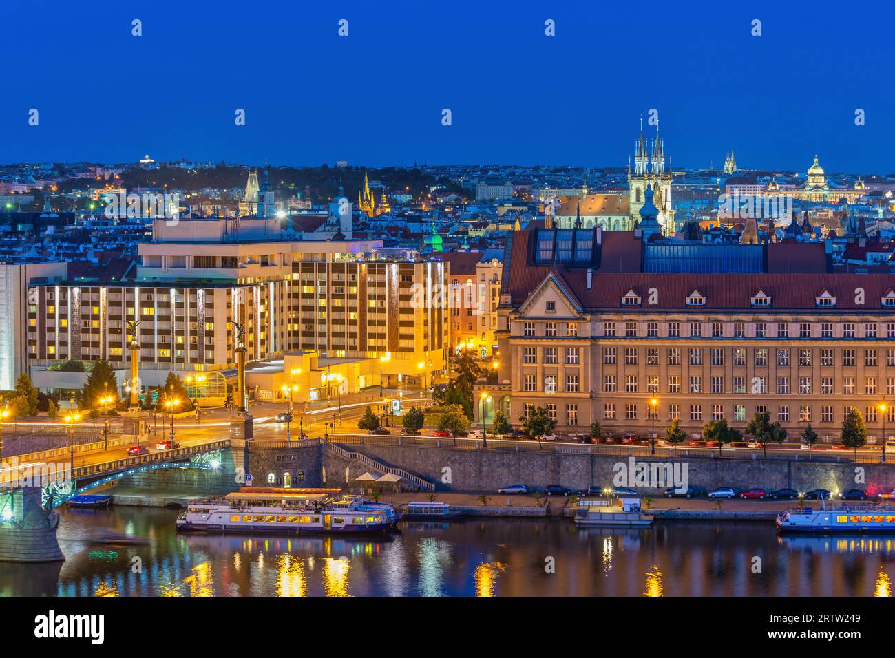 Prague République tchèque, vue à angle élevé horizon nocturne de la ville à la vieille ville de Prague et la rivière Vltava, Tchéquie Banque D'Images