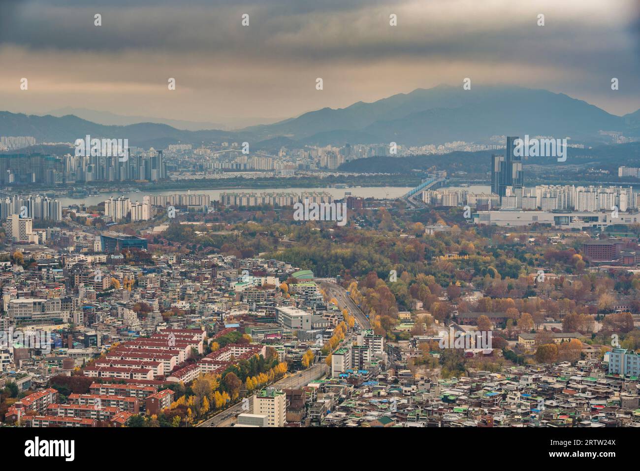 Séoul Corée du Sud, Skyline de la ville au centre-ville de Séoul et vue sur le fleuve Han depuis la montagne Namsan en automne Banque D'Images