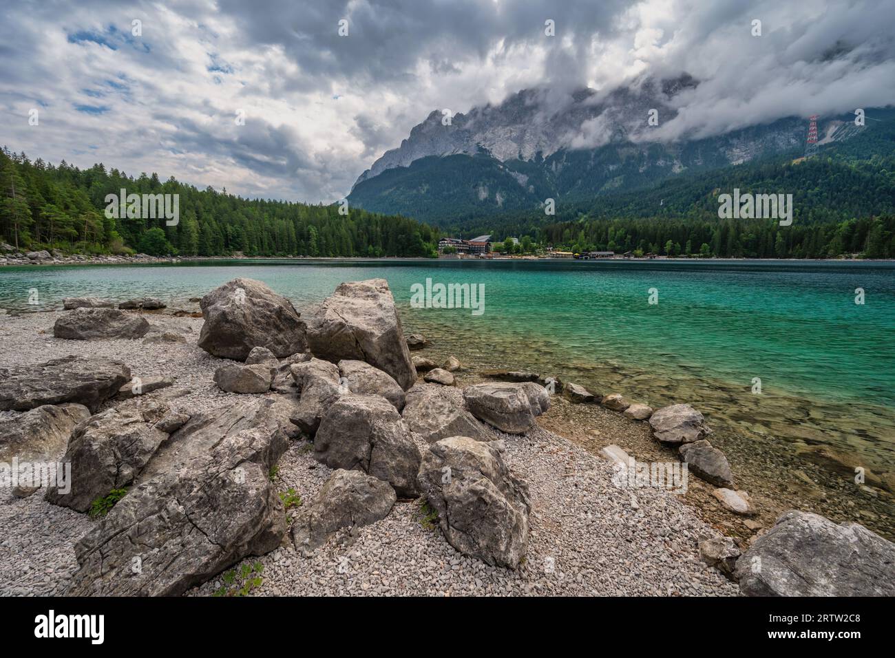 Zugspitze sommet de l'Allemagne Alpes chaîne de montagnes et Eibsee Lake, Garmisch Partenkirchen Allemagne Banque D'Images