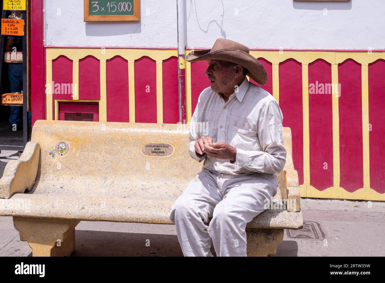 11 juillet 2023 : un ancien colombien en chapeau assis sur un banc dans le Salento, Colombie, Amérique du Sud Banque D'Images