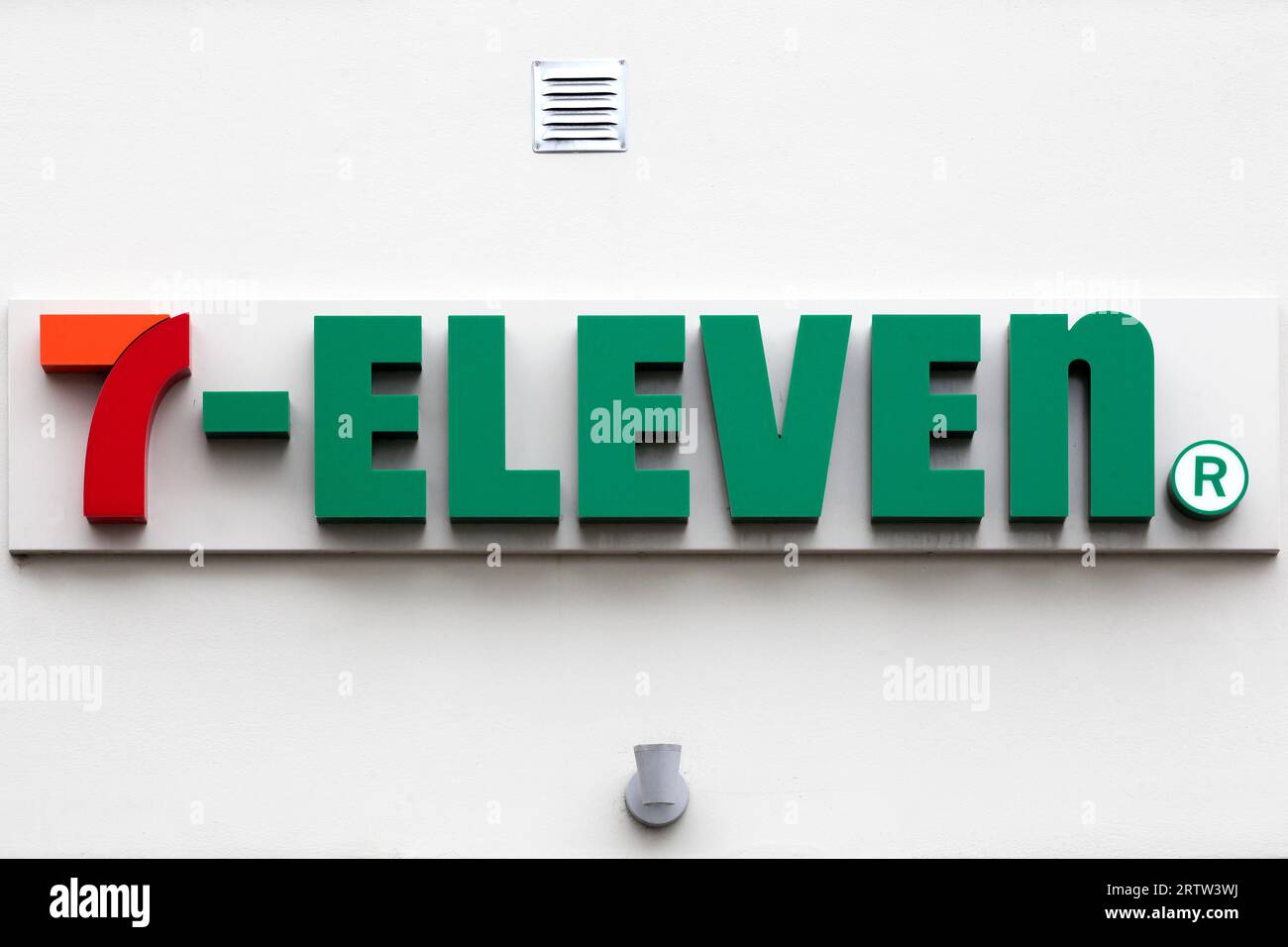 Logo 7-Eleven sur un mur. 7-Eleven est une chaîne internationale de dépanneurs qui fonctionne principalement comme une franchise Banque D'Images