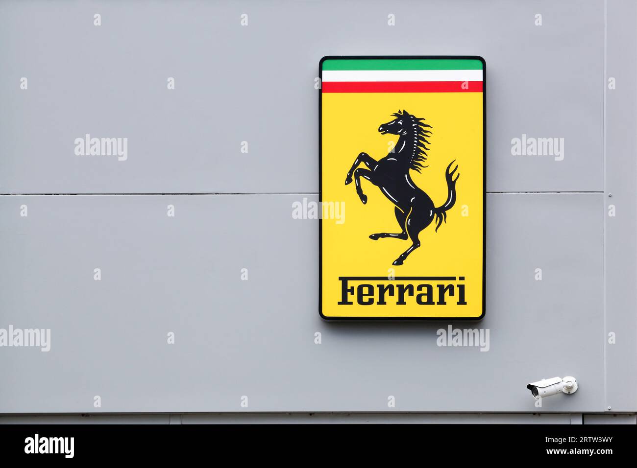Logo Ferrari sur une façade d'un concessionnaire. Ferrari est un fabricant italien de voitures de sport de luxe basé à Maranello, en Italie Banque D'Images