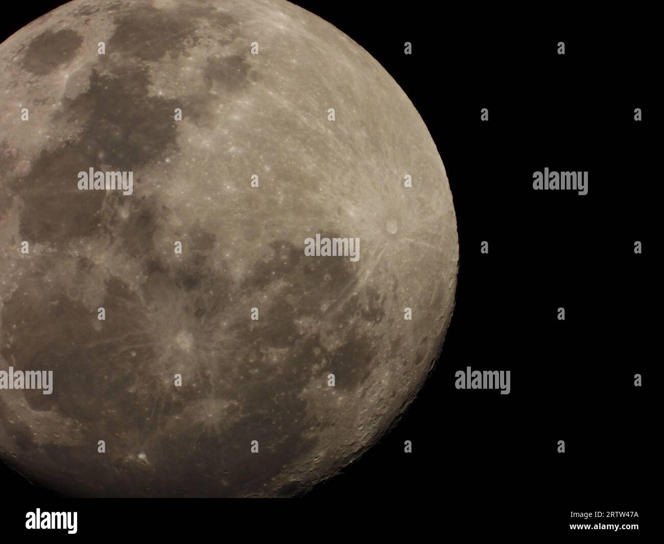 Un gros plan de la lune illuminant le ciel nocturne sombre Banque D'Images