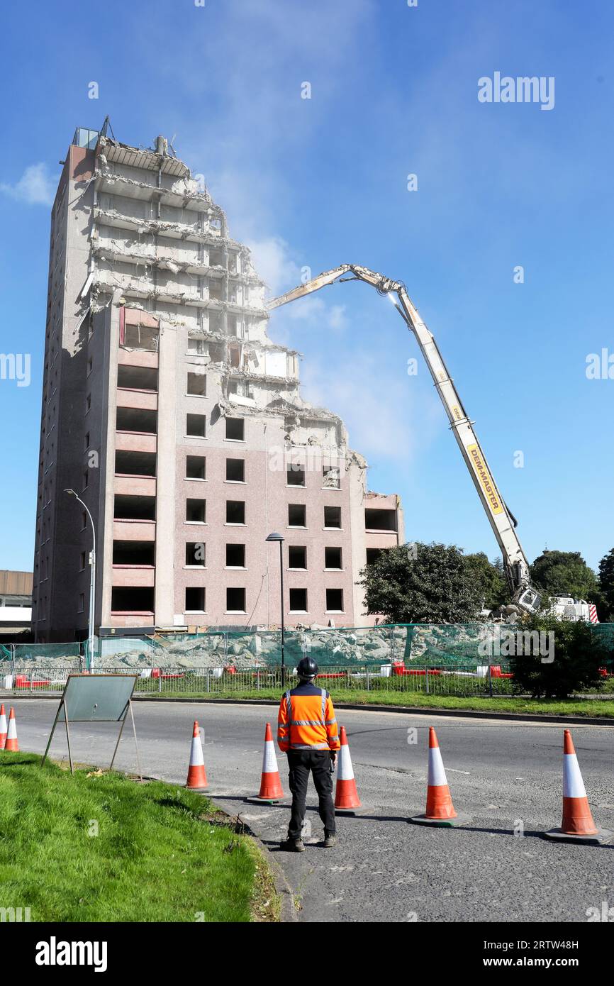 Bloc d'appartements de grande hauteur, Irvine, Ayrshire, Écosse, Royaume-Uni, démoli par une grue mécanique. Banque D'Images