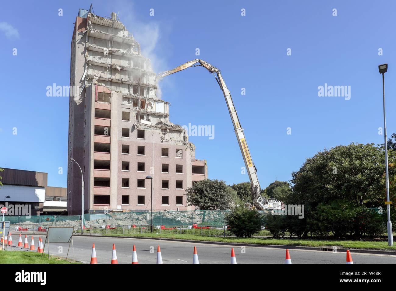 Bloc d'appartements de grande hauteur, Irvine, Ayrshire, Écosse, Royaume-Uni, démoli par une grue mécanique. Banque D'Images