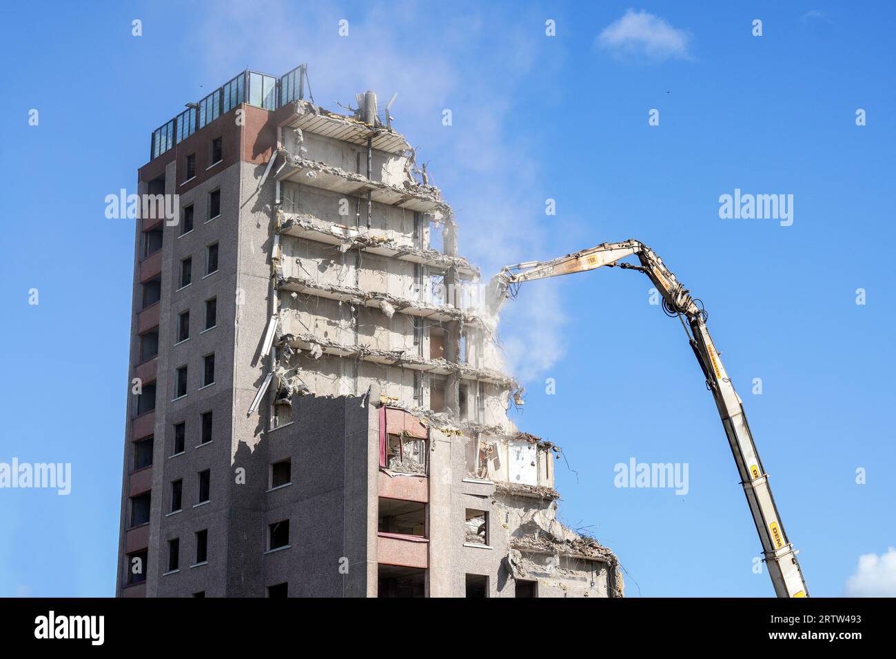 Bloc d'appartements de grande hauteur, Irvine, Ayrshire, Écosse, Royaume-Uni, démoli par une grue mécanique. Banque D'Images