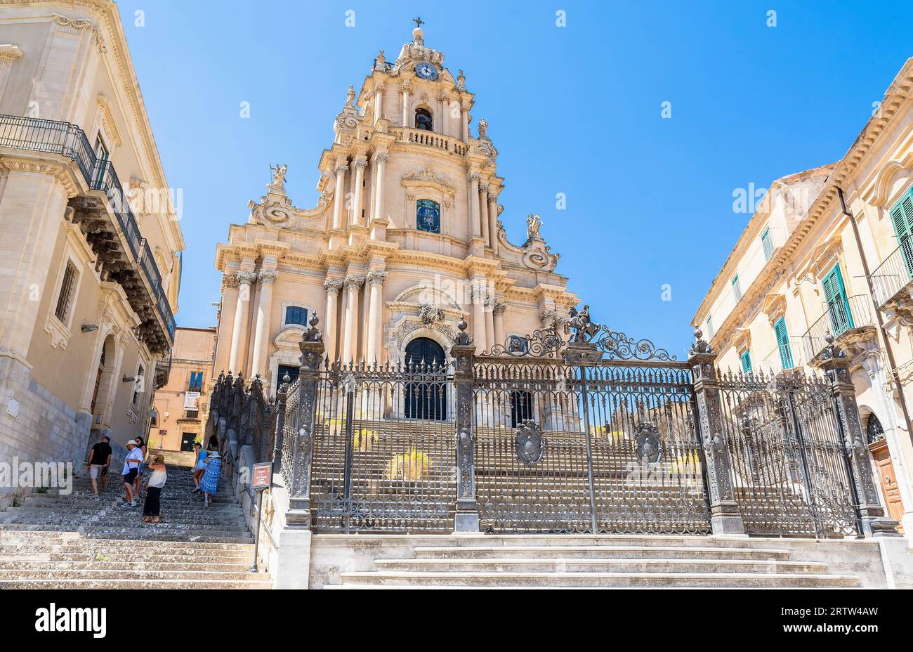 RAGUSE, ITALIE - 25 AOÛT 2017 : vue de jour de la cathédrale Saint-Georges et de la place Duomo à Raguse, Sicile, Italie. Banque D'Images