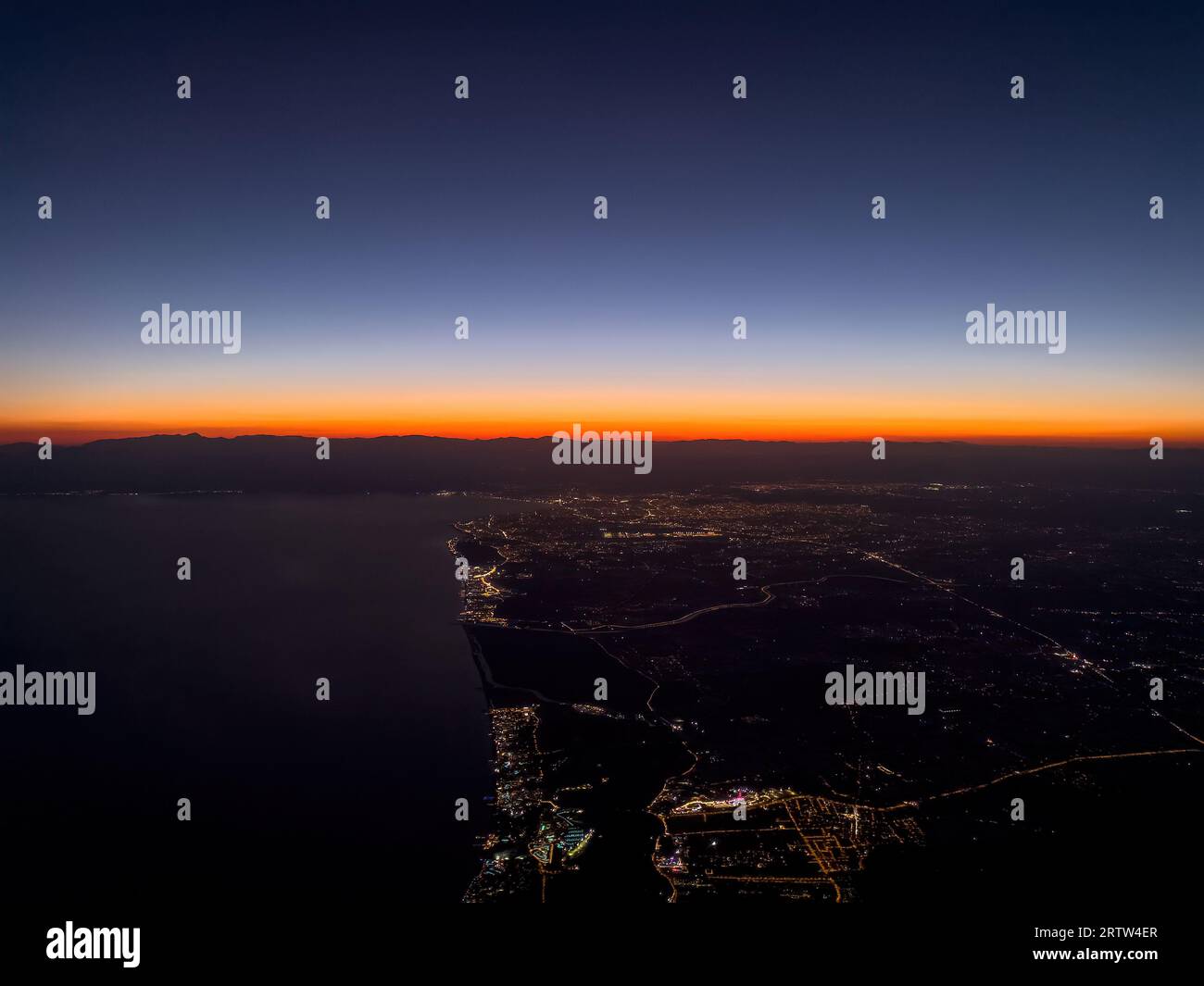 Vue de la ville d'Antalya et les lumières de la ville depuis l'avion au coucher du soleil Banque D'Images