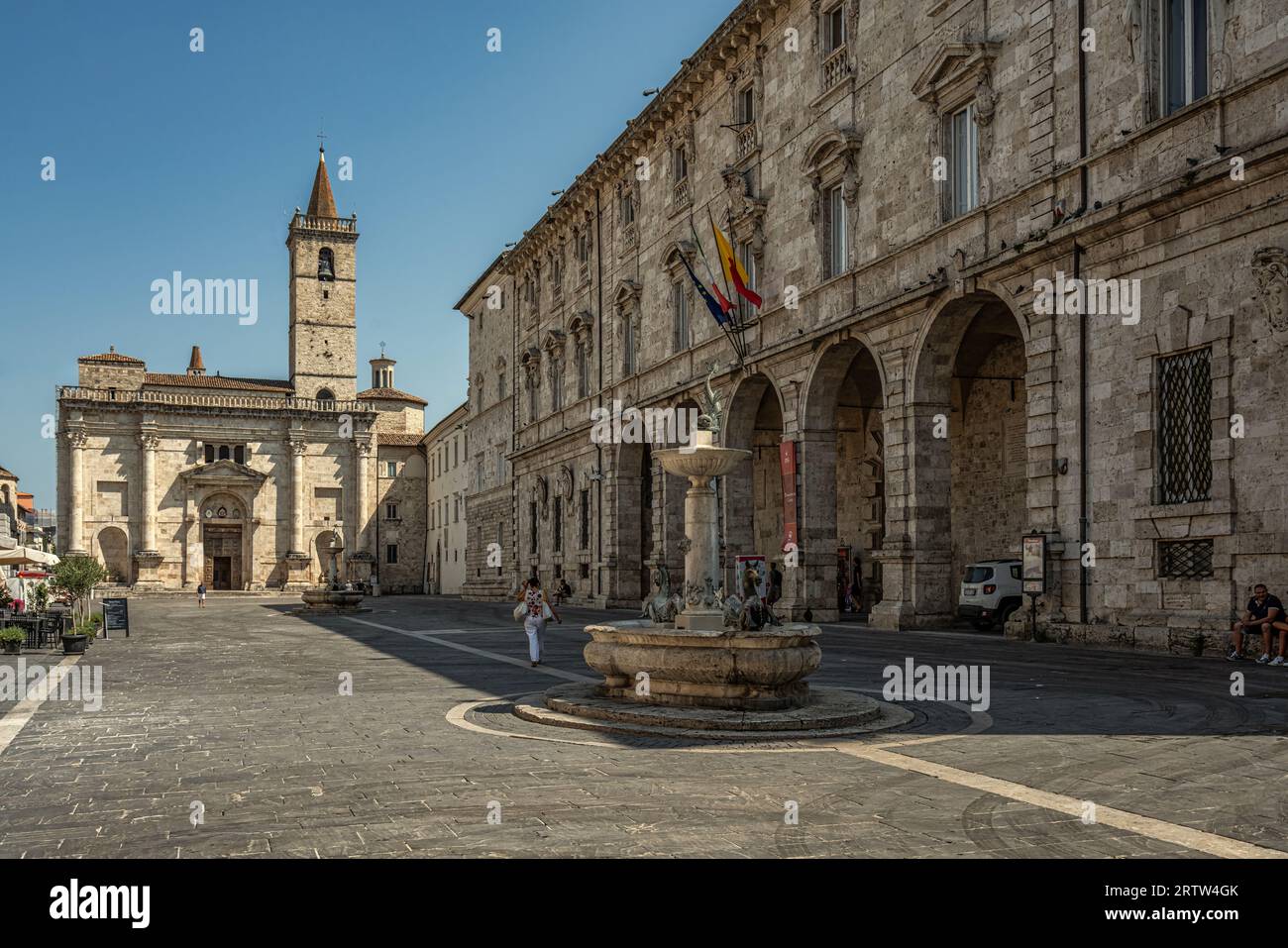 Piazza Arringo avec la cathédrale dédiée à Sant'Emidio et les deux fontaines en travertin. Ascoli Piceno, région des Marches, Italie, Europe Banque D'Images