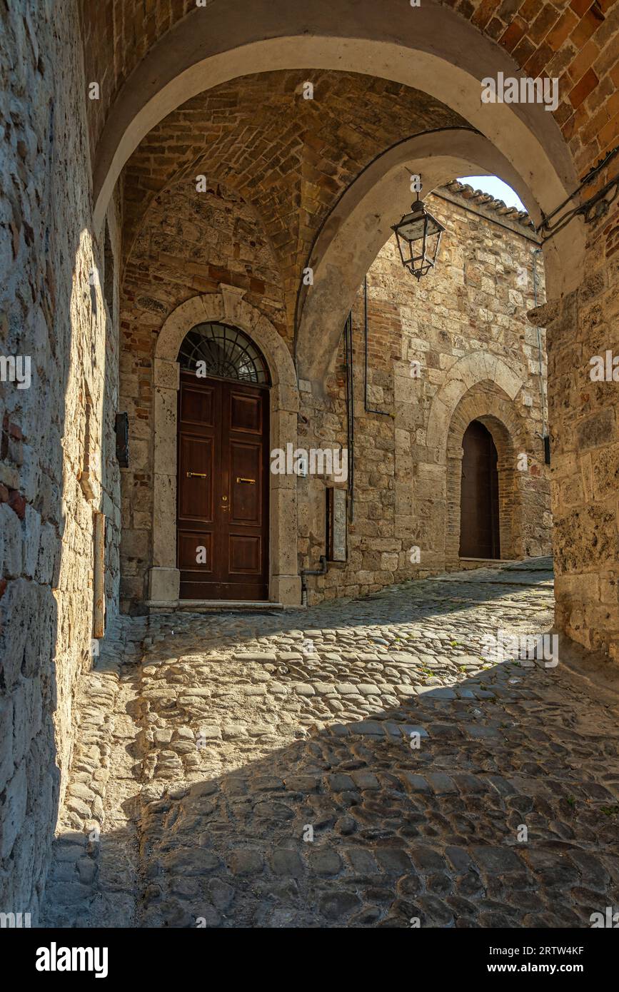 Un aperçu de Ascoli Piceno médiéval avec les bâtiments, les arches et les escaliers en pierre et pavés. Ascoli Piceno, région des Marches, Italie, Europe Banque D'Images