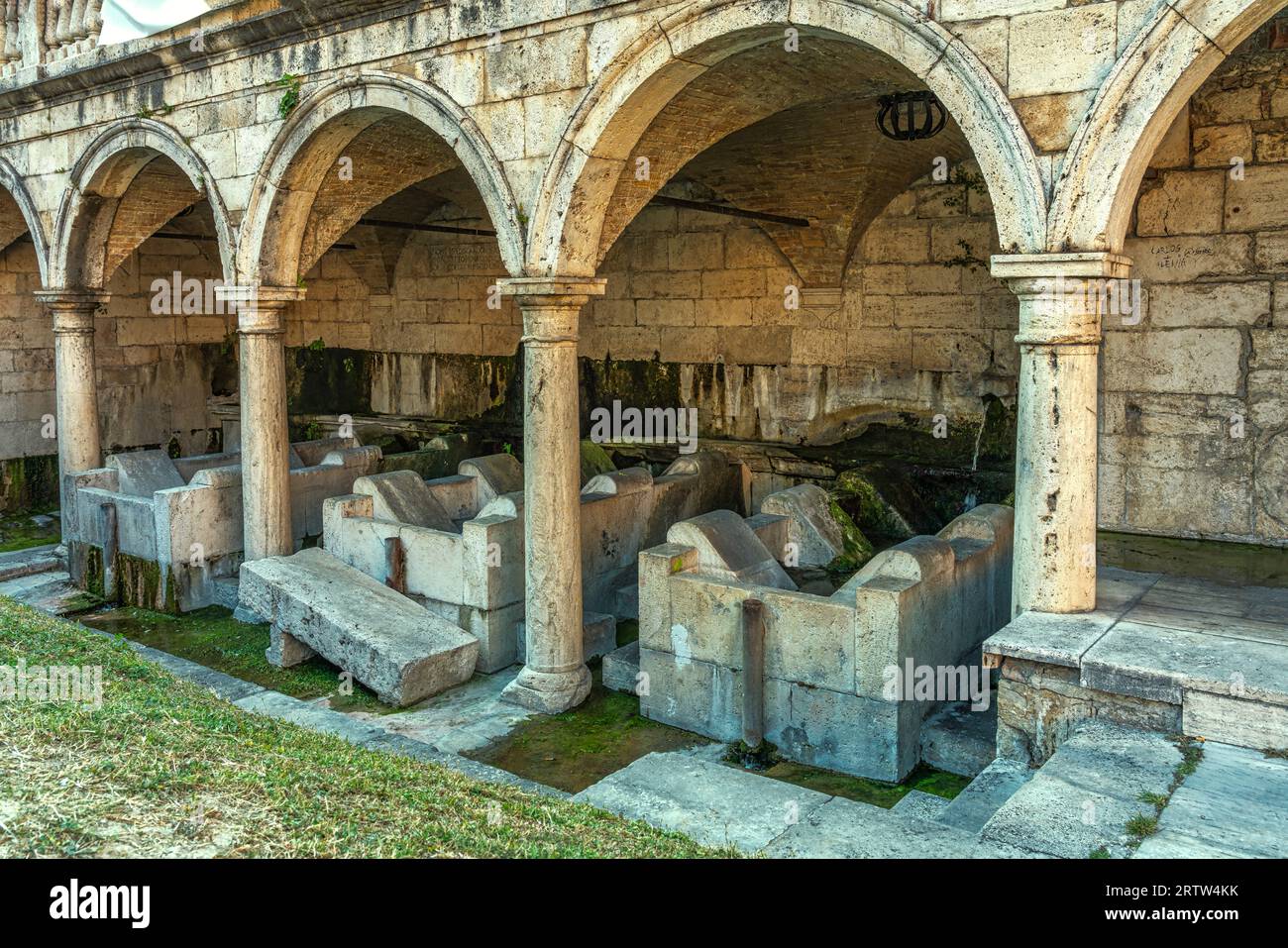 Le lavoir public d'Ascoli Piceno, du 17e siècle, également connu sous le nom de fonte di Sant'Emidio, dans le quartier de Porta Cappuccina. Région des Marches Banque D'Images