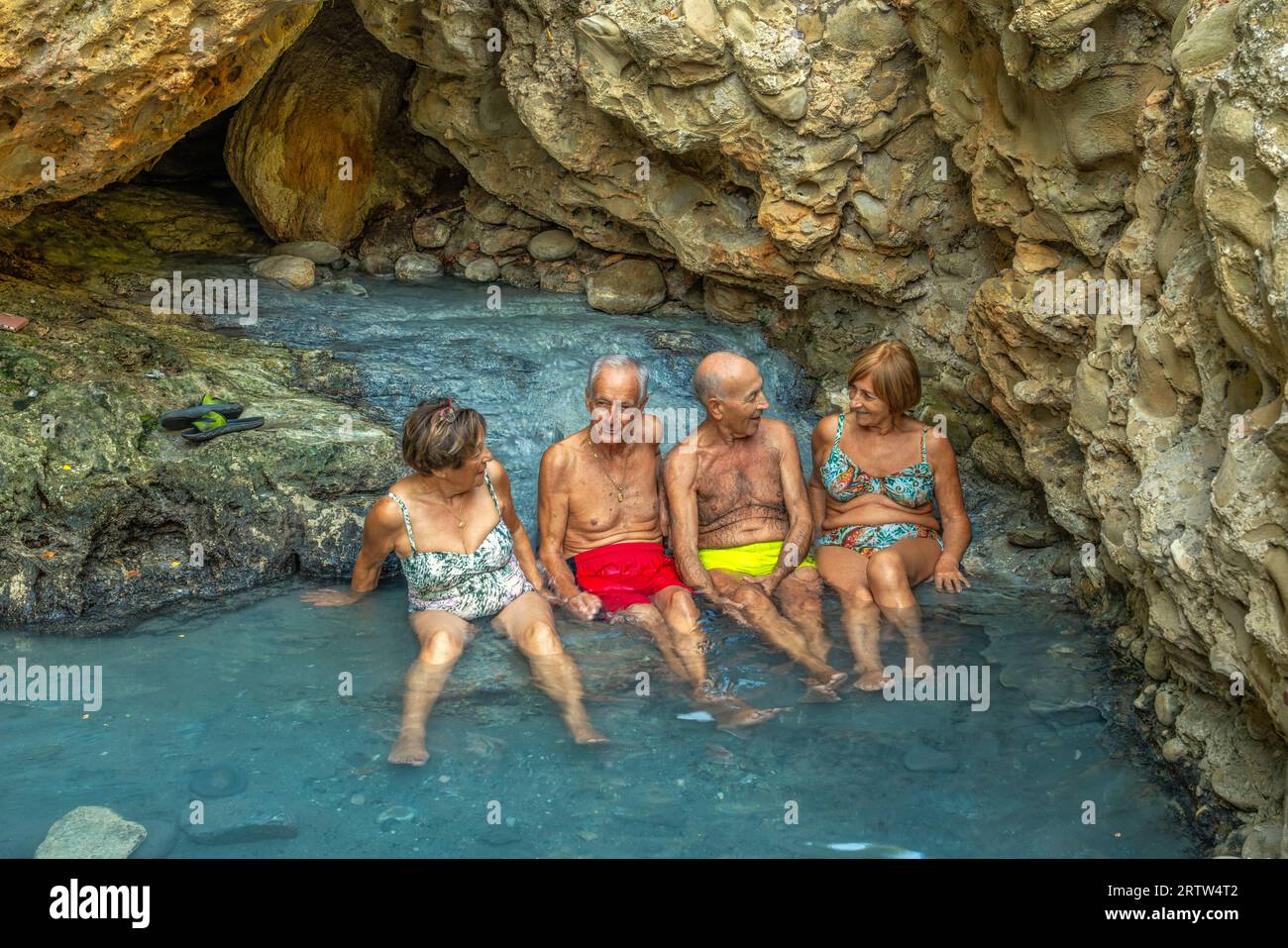 Les personnes âgées et les familles se baignent dans les sources thermales et soufrées de lu Vurghe près d'Acquasanta terme. Province d'Ascoli Piceno, région des Marches Banque D'Images