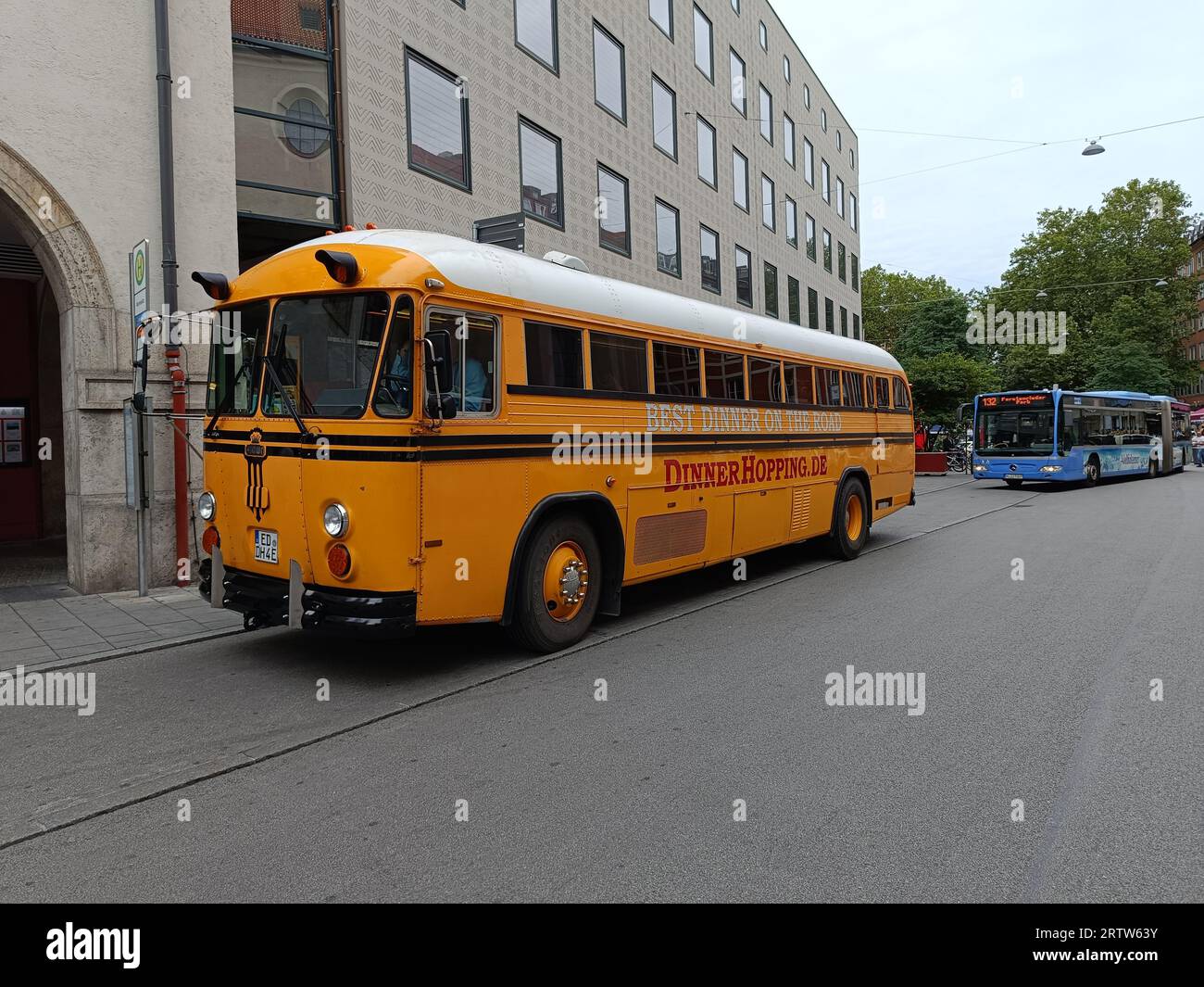 Une photographie du bus entièrement converti électriquement qui circule autour de munich. Banque D'Images