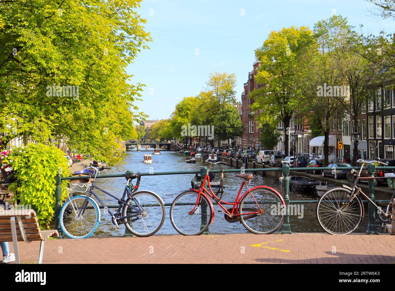 Vélo Amsterdam. Parking vélos sur le pont sur un canal. Banque D'Images