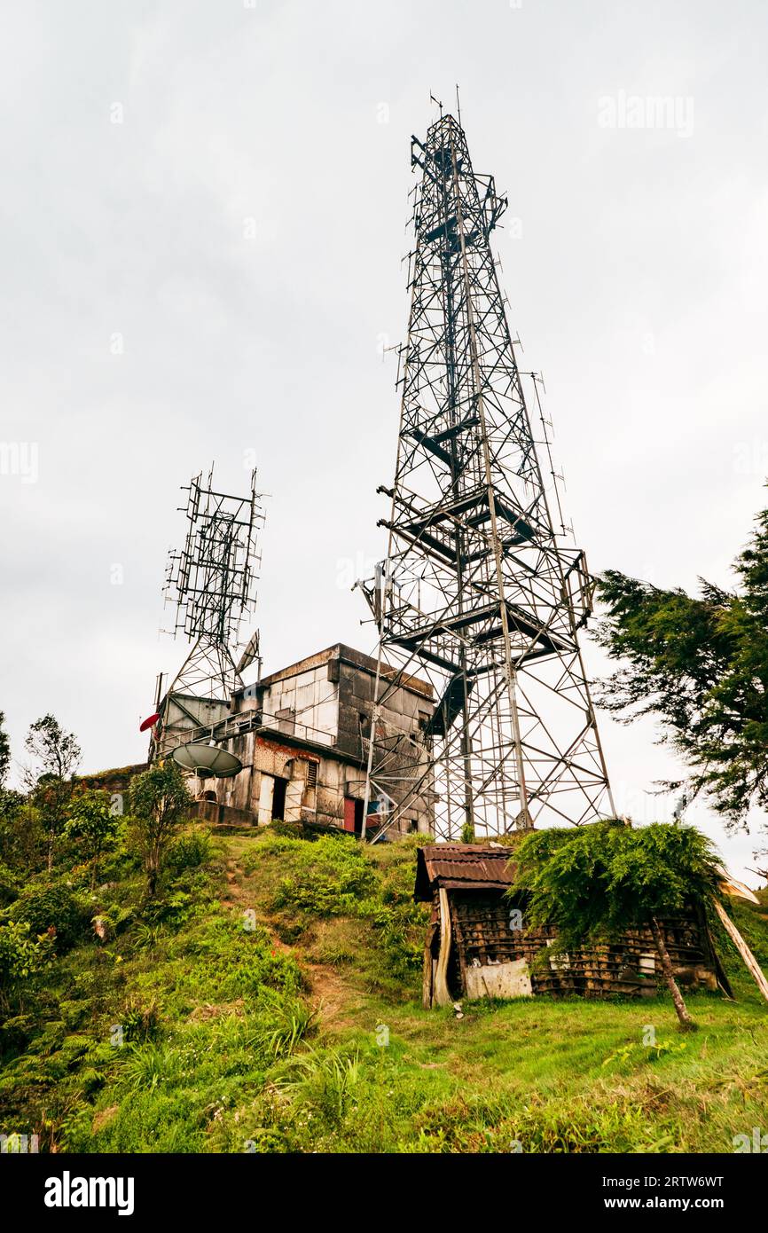 Une tour de télécommunication avec des antennes sans fil dans les montagnes des monts Uluguru dans la ville de Morogoro, au Kenya Banque D'Images