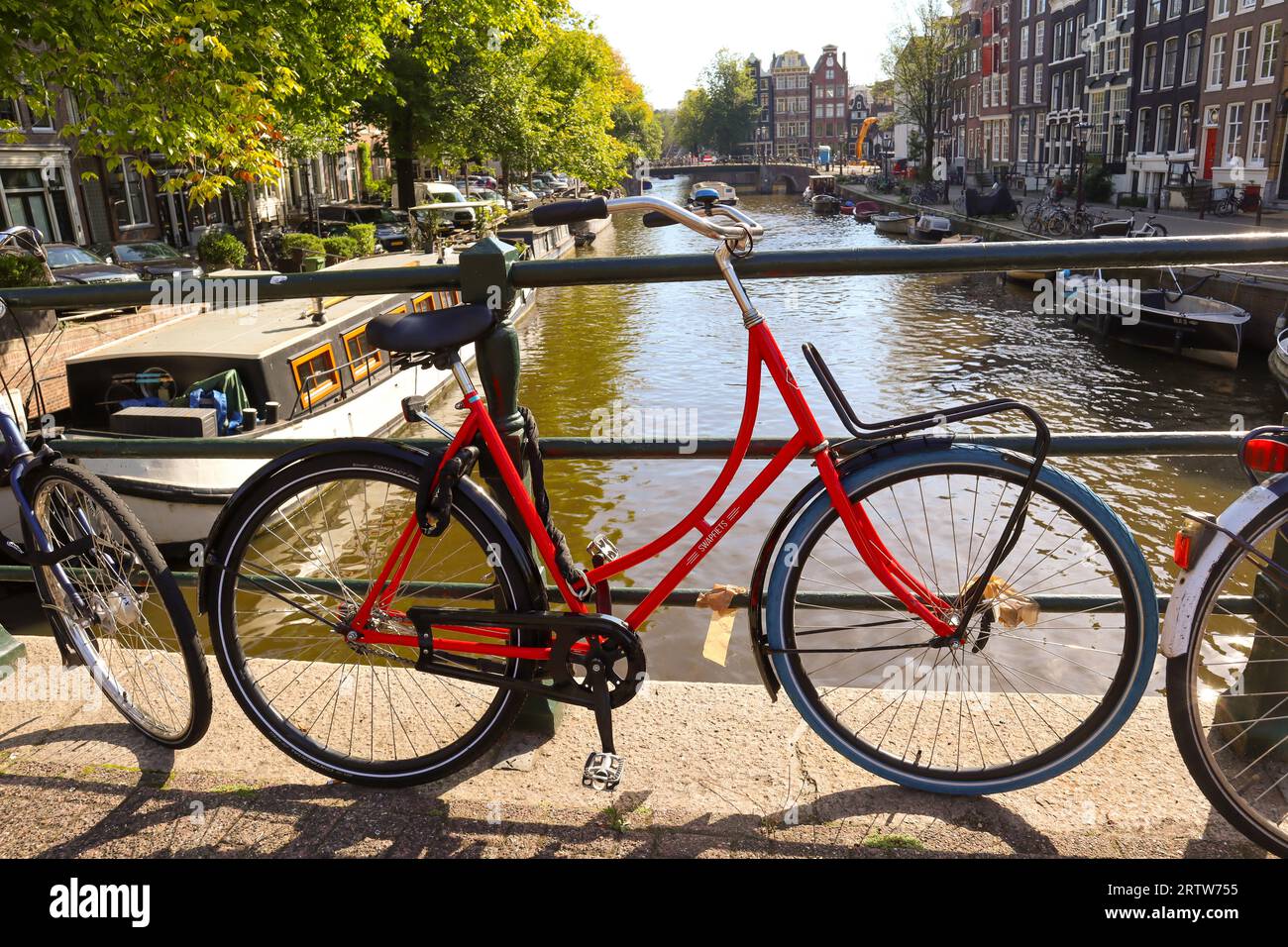 Amsterdam Bicycle. Parking vélos sur un pont sur un canal à Amsterdam. Banque D'Images