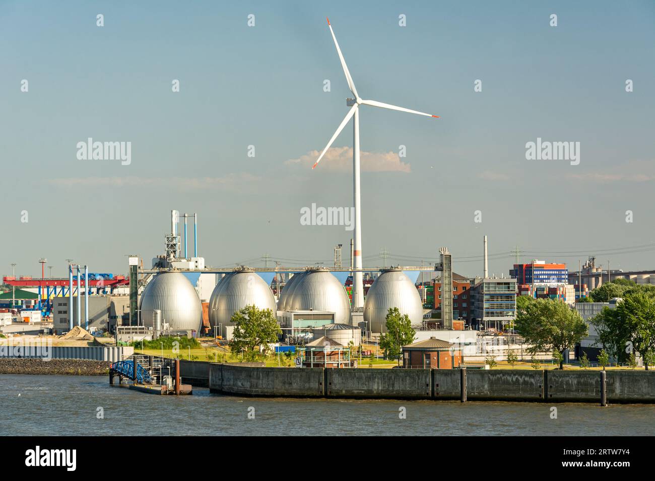 Réservoir de stockage de gaz et grande éolienne dans la zone portuaire de Hambourg, Allemagne Banque D'Images