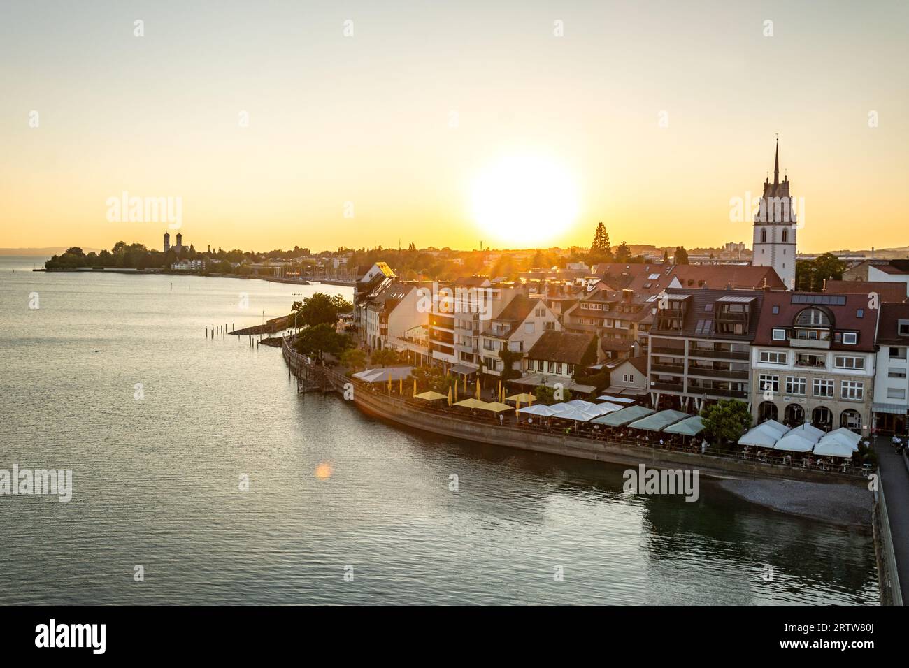 Coucher de soleil pittoresque sur Friedrichshafen au lac de Constance dans le sud de l'Allemagne Banque D'Images