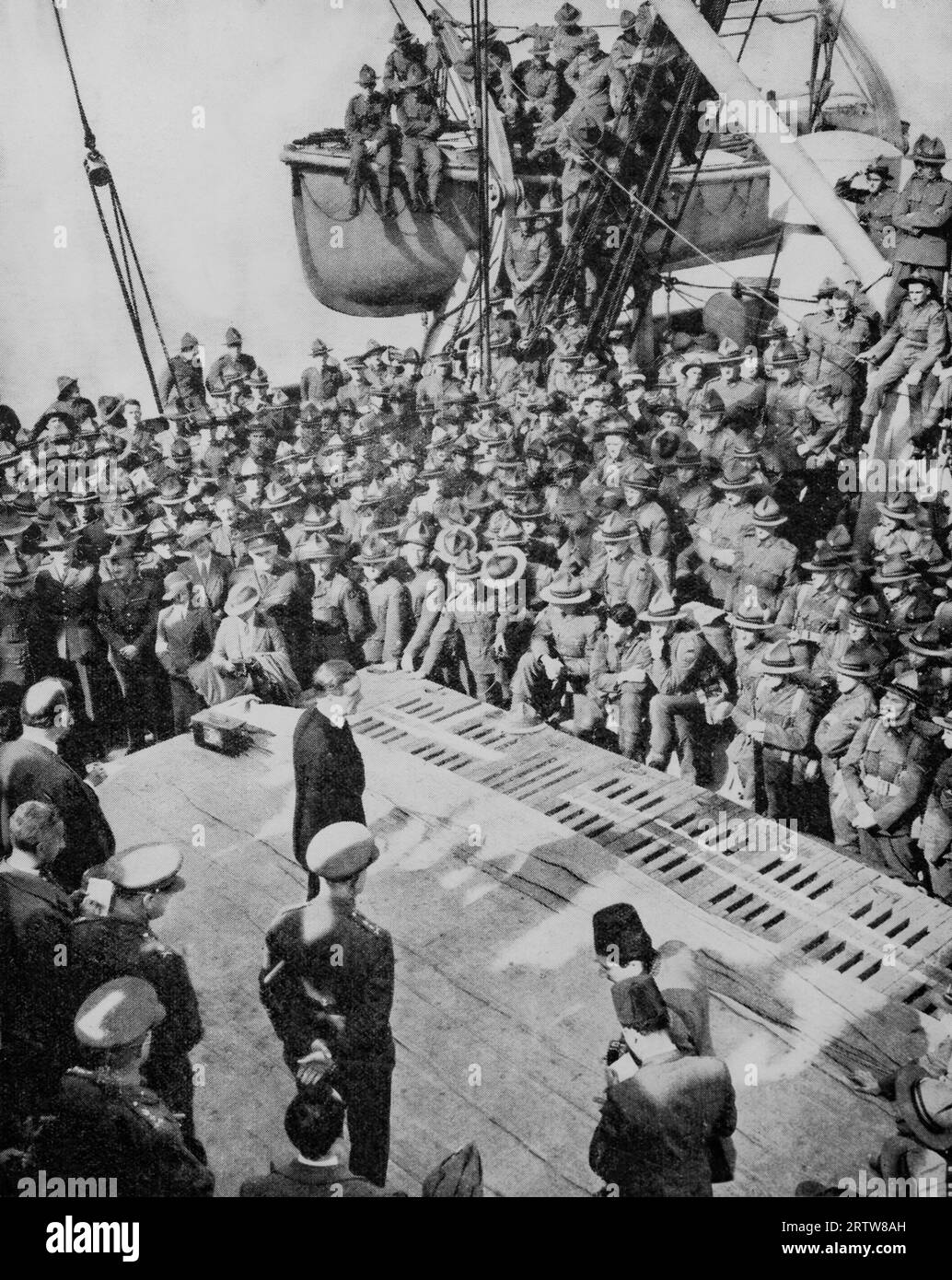 Anthony Eden, secrétaire aux Dominions, s'adressant au premier contingent de troupes néo-zélandaises à leur arrivée dans le canal de Suez, en Égypte, le 12 février 1940. Banque D'Images