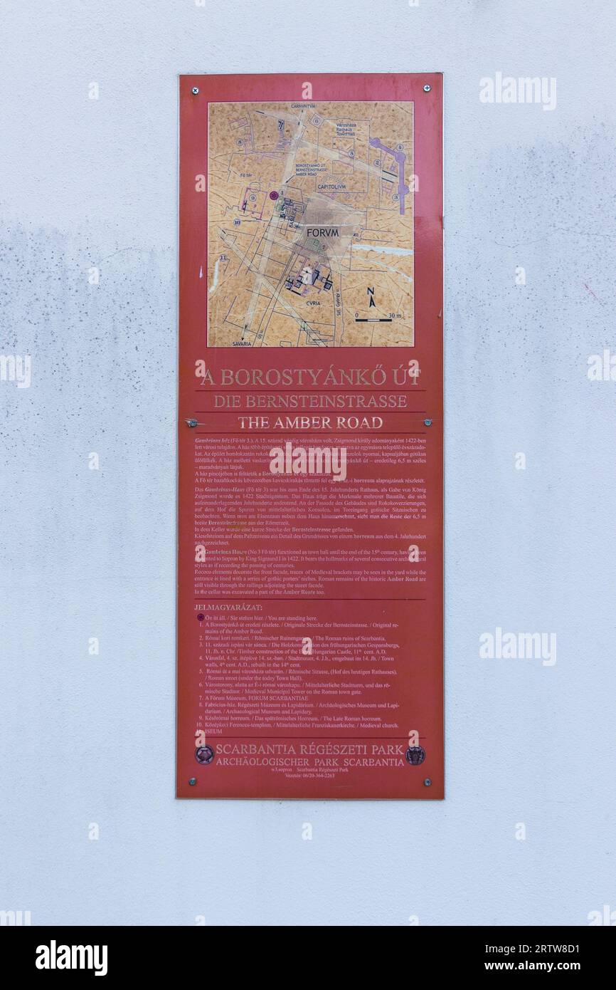 La plaque d'information de la route d'Ambre sur la maison Gambrinus à FO ter (place principale), Sopron, Hongrie Banque D'Images