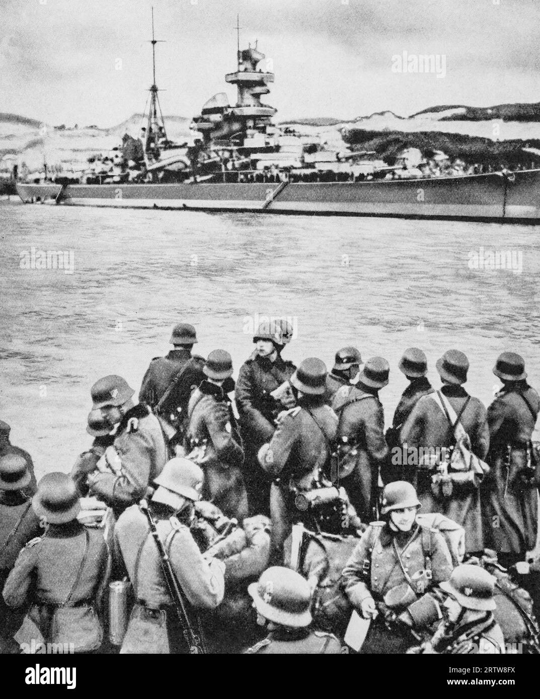 Les troupes allemandes débarquent par voie d'appel d'offres d'un croiseur lourd allemand de la classe Hipper dans le port norvégien de Trondheim en avril 1940, lors de l'invasion du pays. Banque D'Images