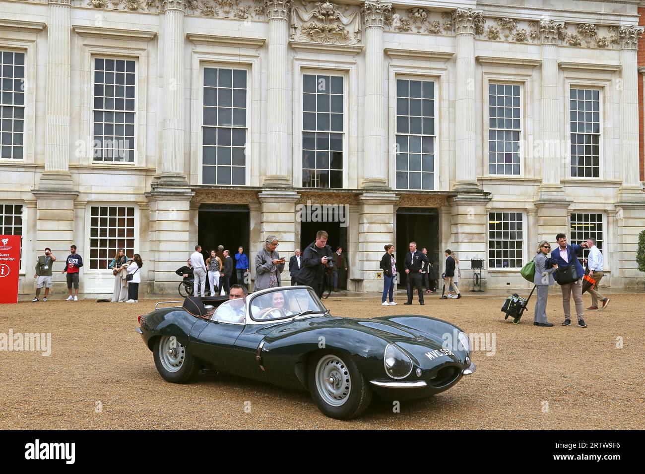 Jaguar XKSS (1956)(vainqueur de la décennie : années 1950), Concours of Elegance 2023, Hampton court Palace, Londres, Royaume-Uni, Europe Banque D'Images