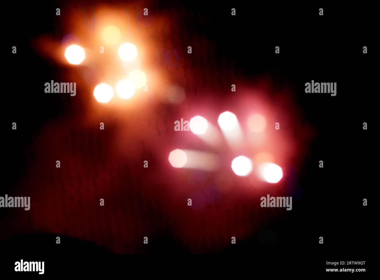 Fond noir avec des lumières et des reflets, concept d'illusions d'optique Banque D'Images