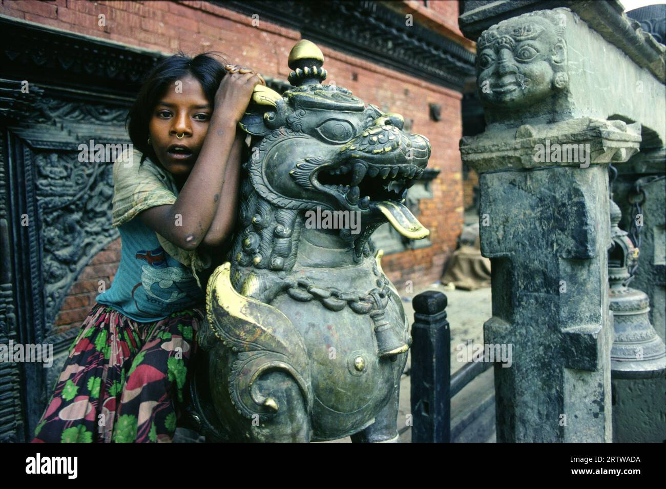 Fille dans un temple de Katmandou Banque D'Images