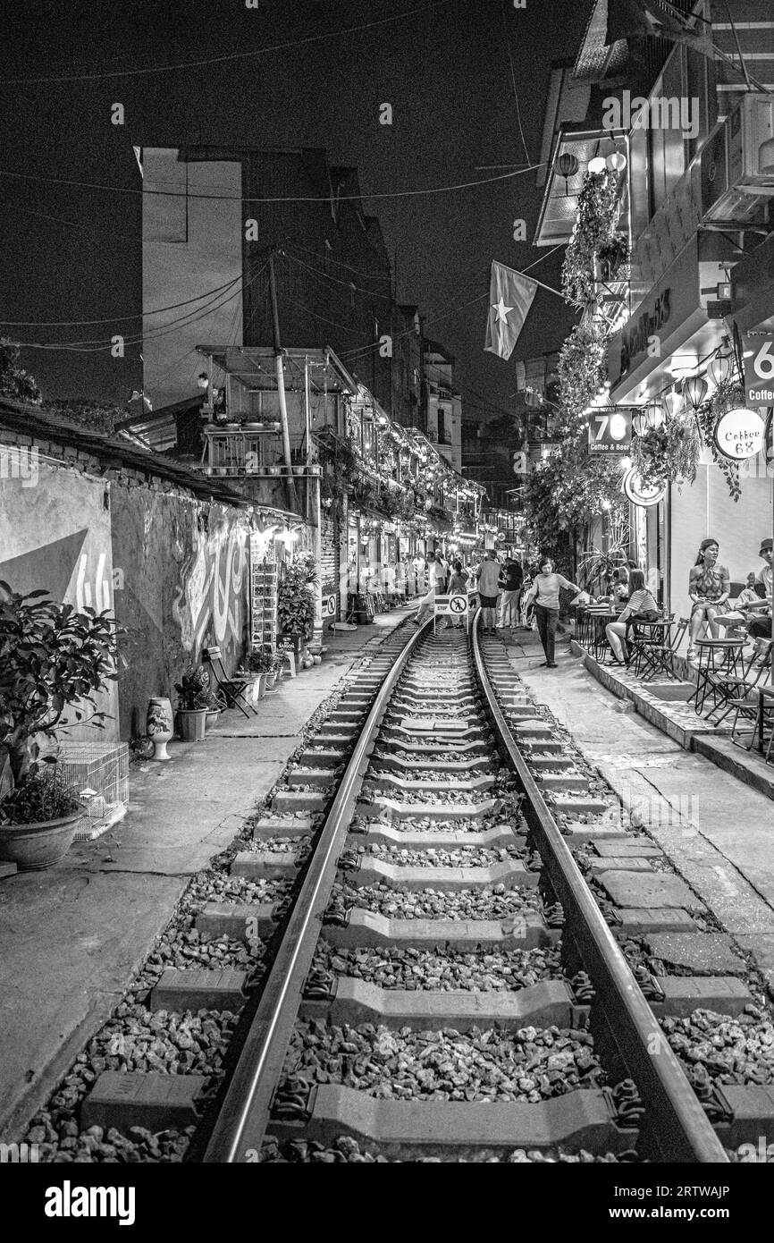 Cafés sur la rue du train, Hanoi : sirotez un café pendant que les trains ruissent par Banque D'Images