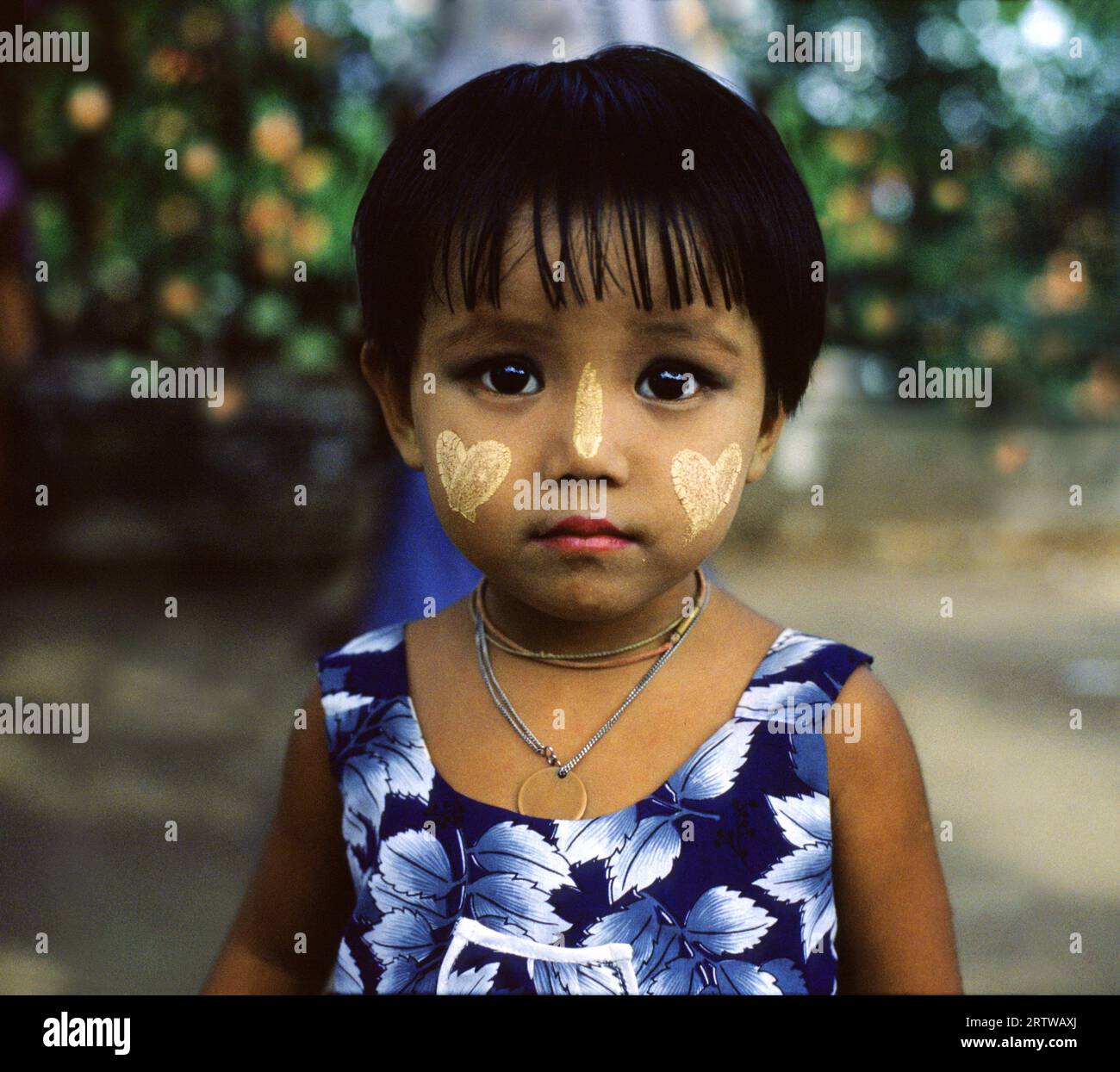 Fille avec Thanaka (maquillage) Banque D'Images