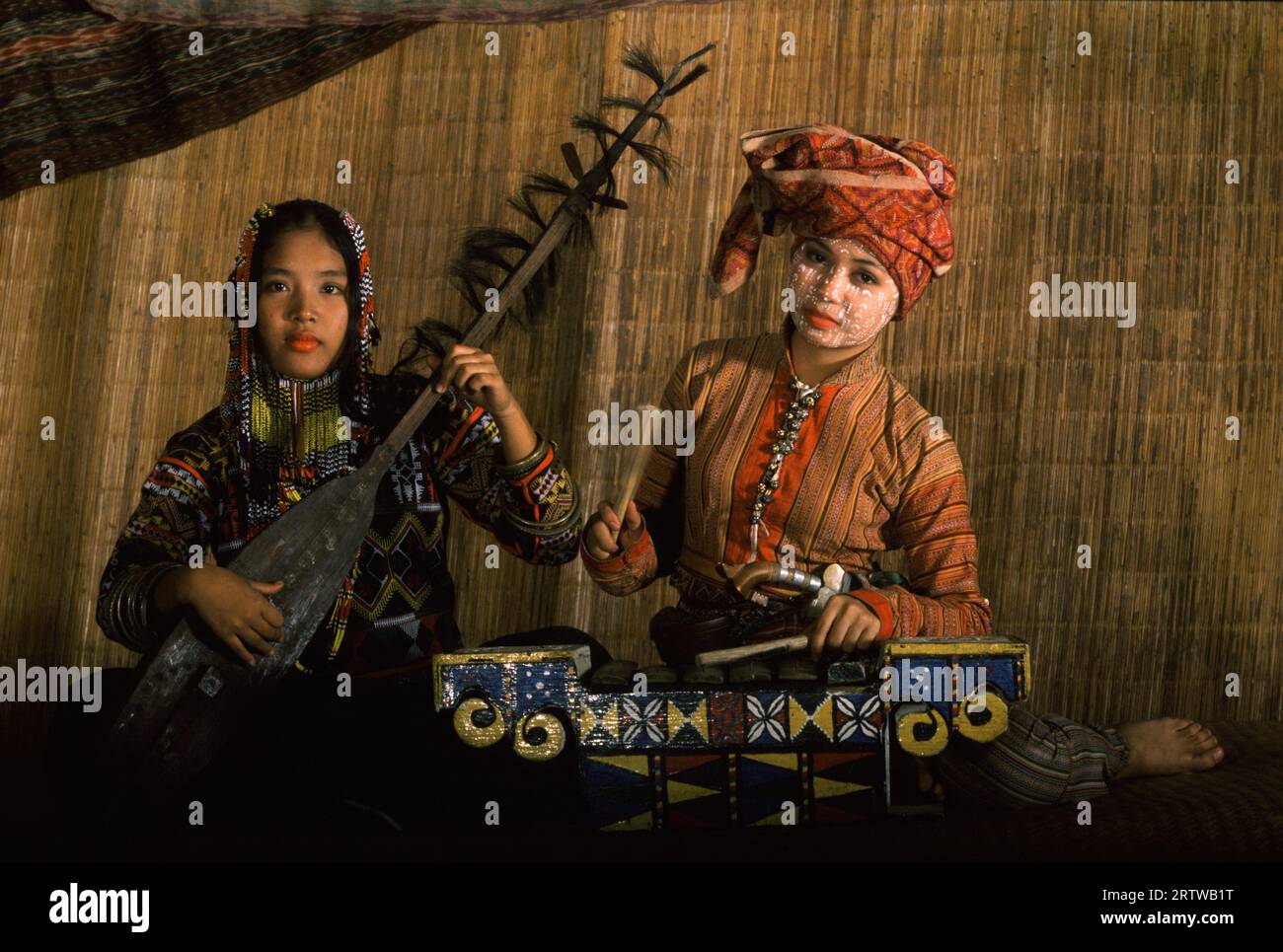Igorot et Yakan Girl Musicians Banque D'Images