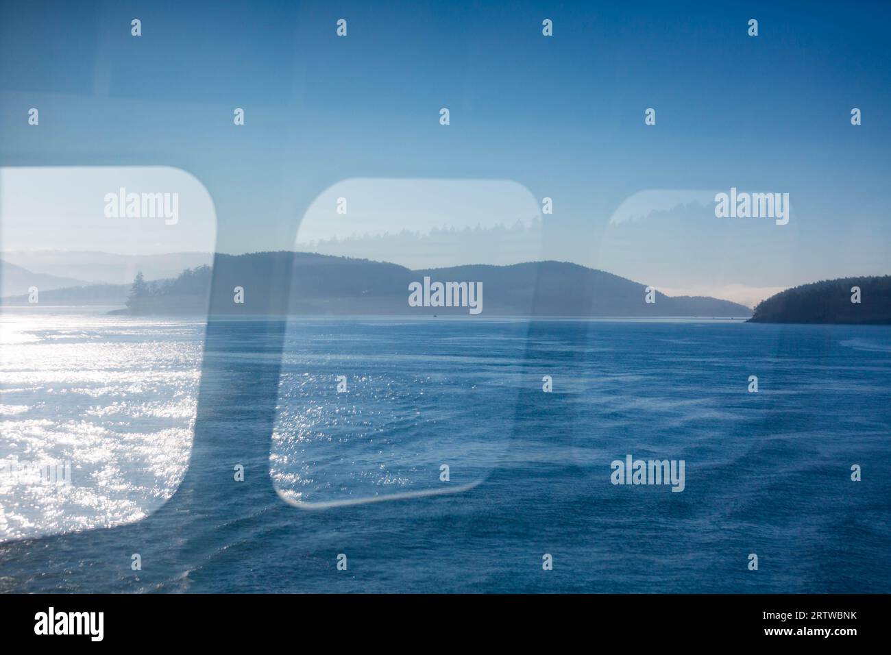 Îles reflétées sur la fenêtre, îles San Juan, WA USA Banque D'Images