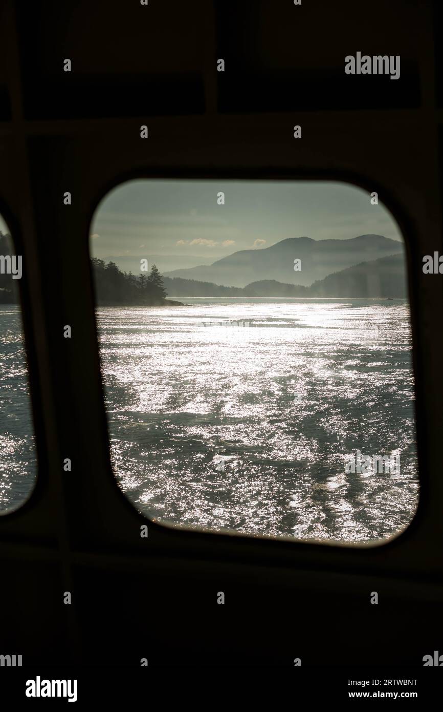 Îles San Juan reflétées sur la fenêtre du ferry Banque D'Images