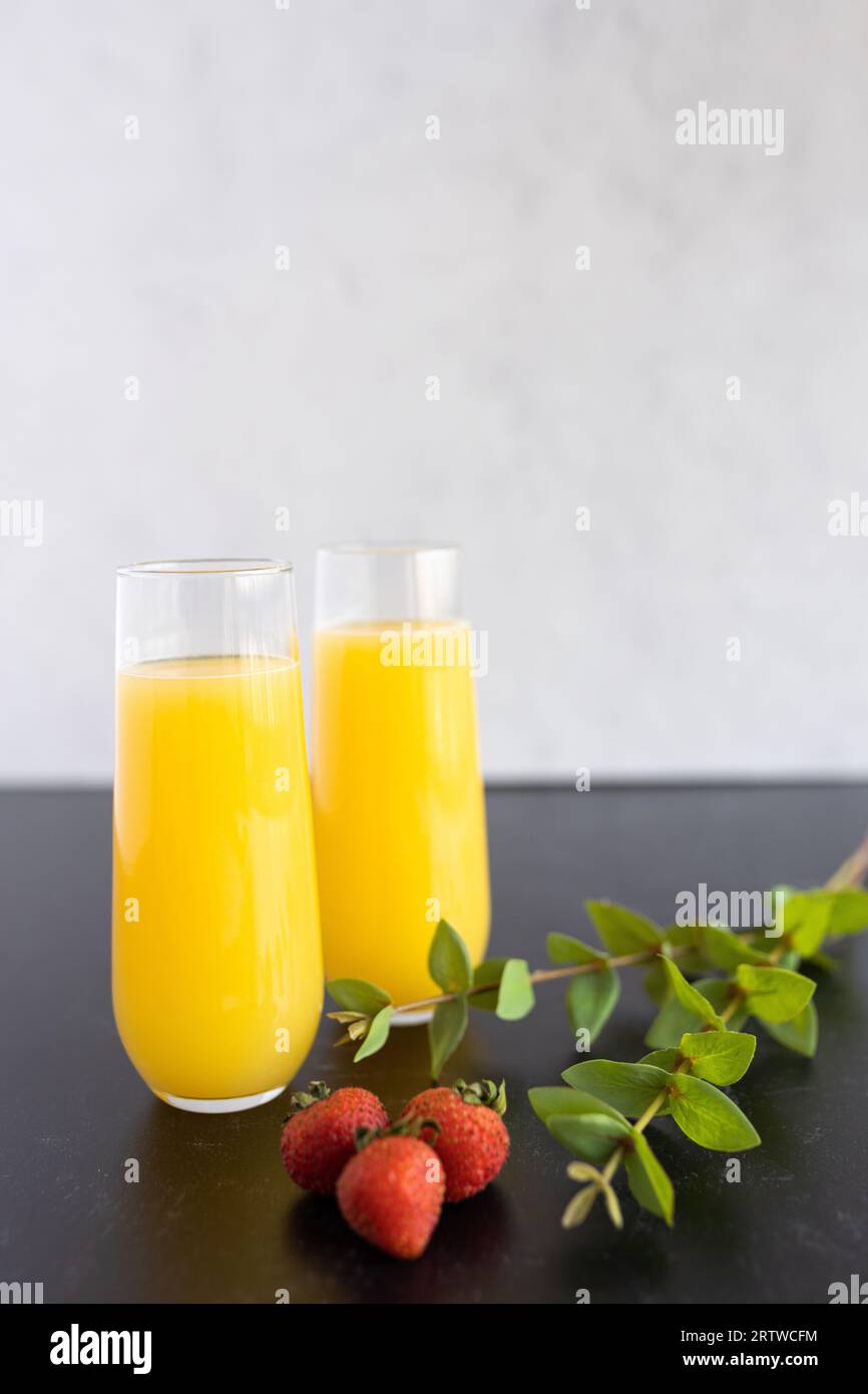 Deux mimosas garnies de fraises Banque D'Images