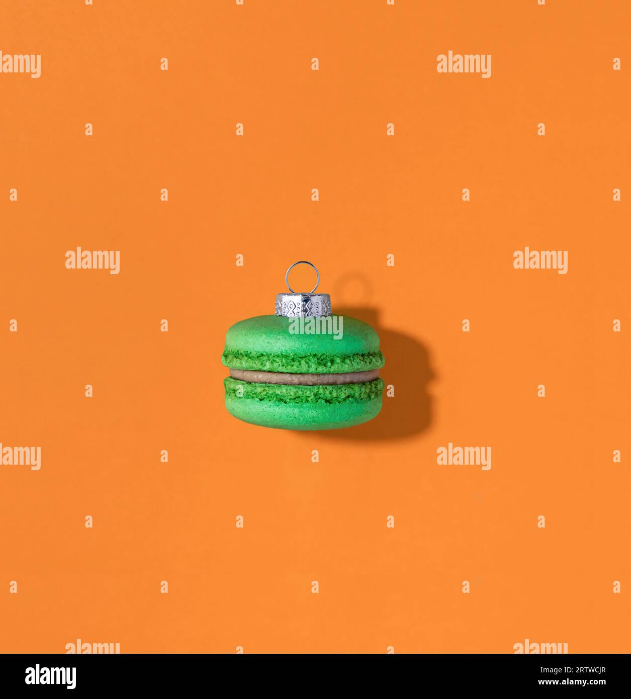boule de macaron de noël sur fond orange Banque D'Images