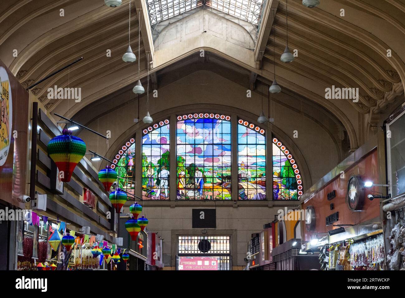 Belle vue à l'intérieur du bâtiment du marché public avec des magasins Banque D'Images