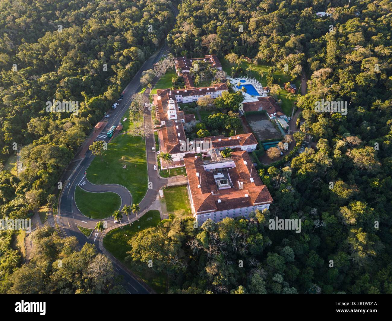 Belle vue aérienne sur le bâtiment de l'hôtel dans la forêt tropicale verdoyante Banque D'Images