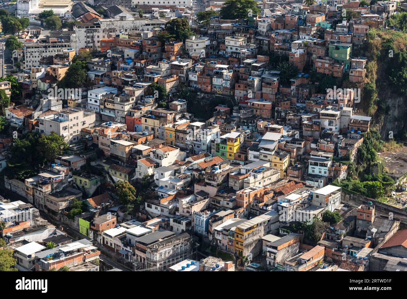 Belle vue aérienne sur les bâtiments de la ville et les bidonvilles à Rio de Janeiro Banque D'Images