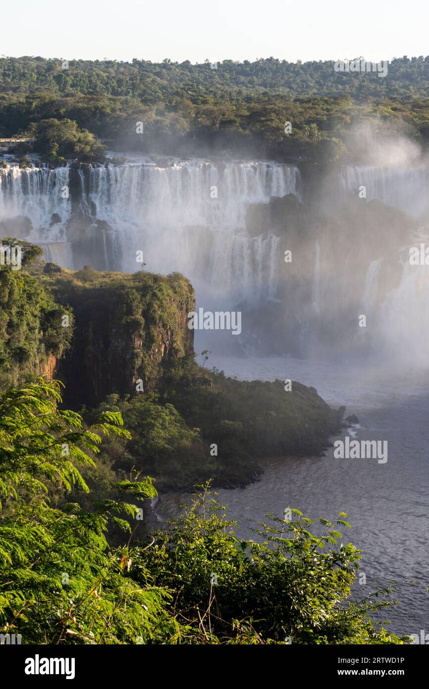 Belle vue sur le grand ensemble de cascades et la forêt tropicale atlantique Banque D'Images