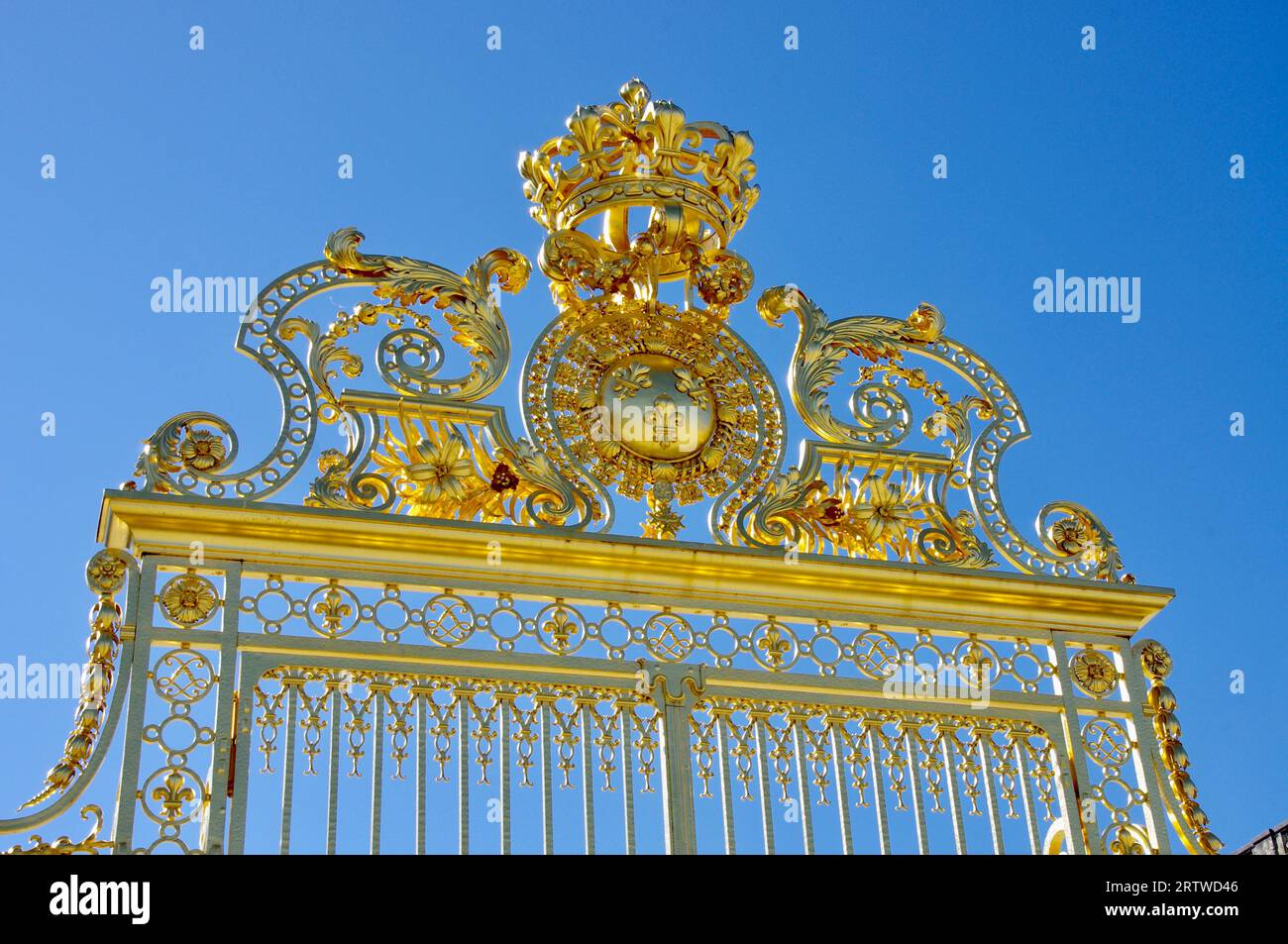 Les belles portes d'Or à l'extérieur du château de Versailles, sous un ciel bleu clair. Versailles, France. Banque D'Images