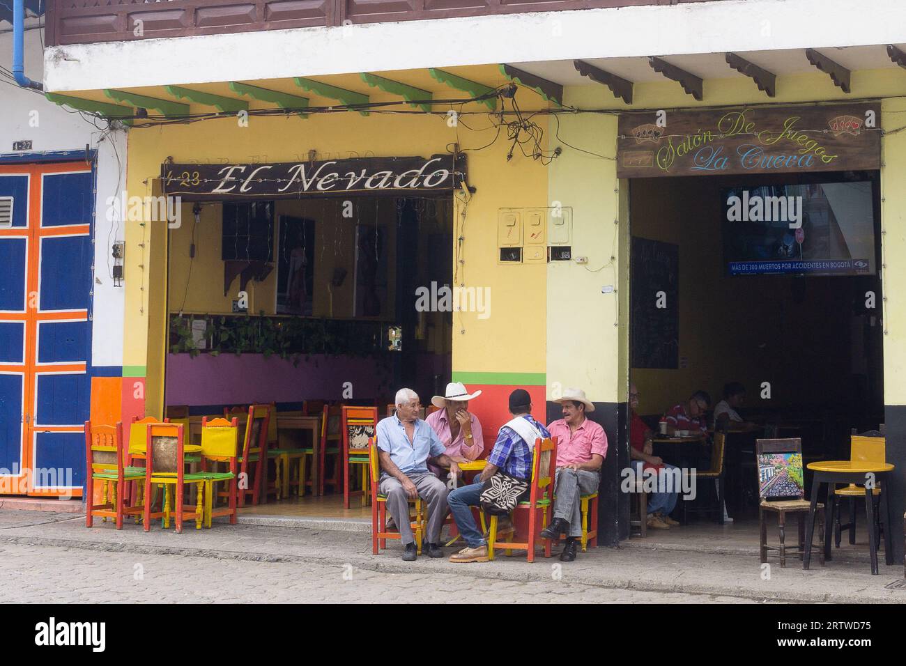 Les habitants apprécient l'après-midi dans le café sur la place principale à jardin, Antioquia, Colombie. Banque D'Images